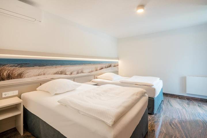 Hotel für 3 Personen, mit Balkon und Whirlpool sowie Terrasse und Garten in Büdelsdorf - 4