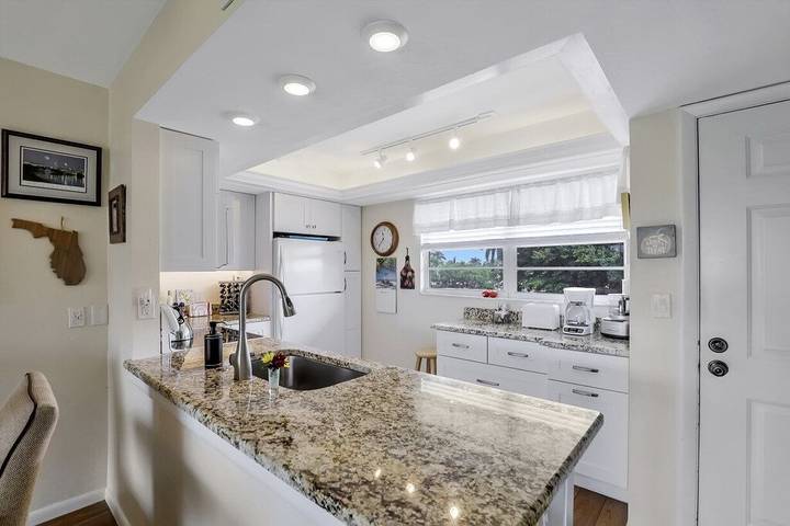 Holiday rental for 4 people, with pool and garden as well as hot tub and balcony in Marco Island