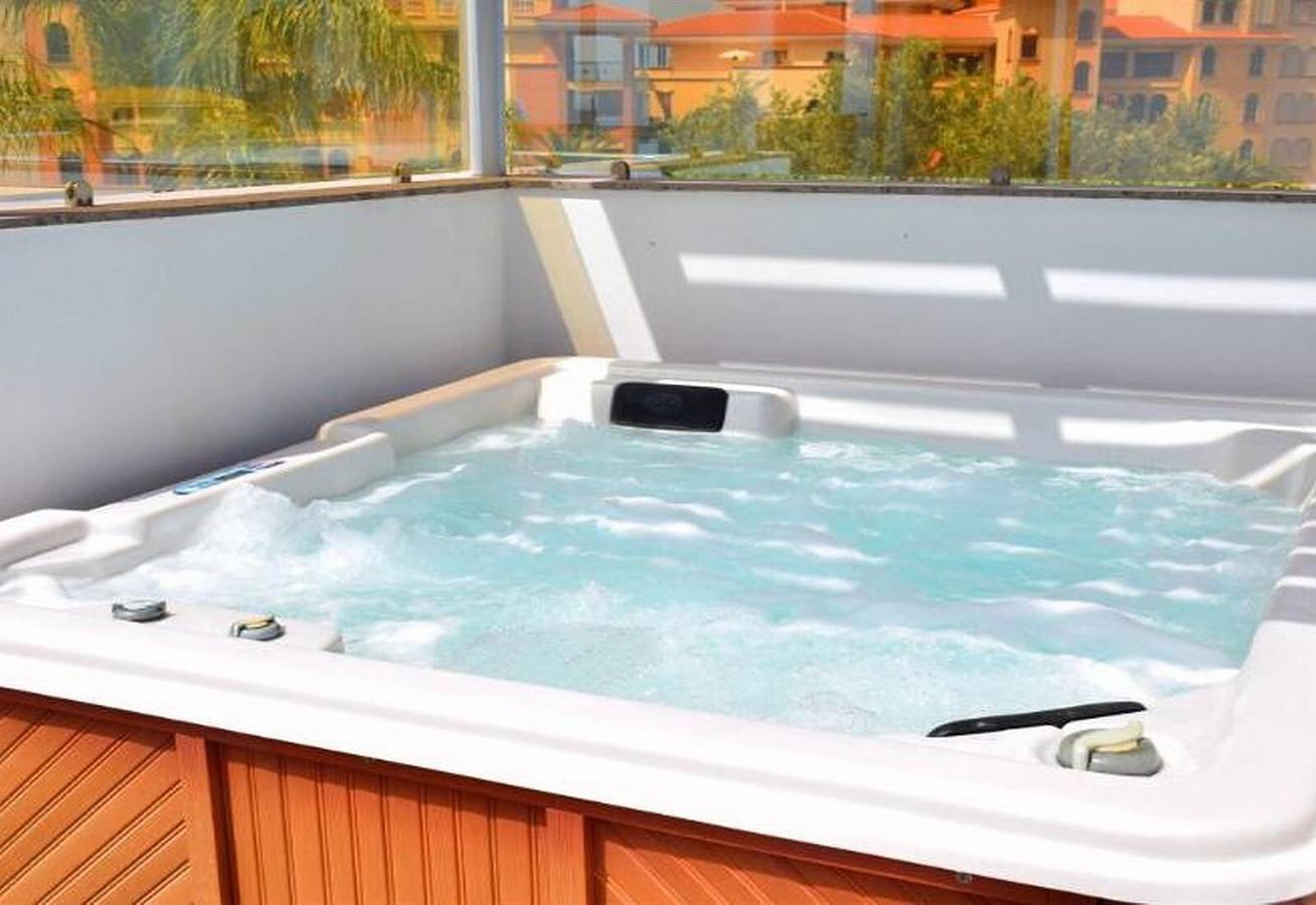 Ferienunterkunft "5-Schlafzimmer Villa in Playa del Duque" mit privatem Pool in Playa del Duque, Adeje