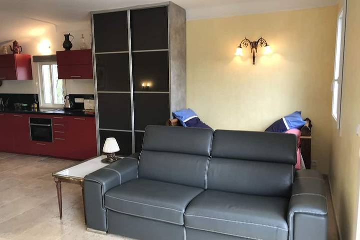 Appartamento intero, Studio arredato 4 * St Raphael - 5 minuti a piedi dalla spiaggia - splendida vista sul mare in Saint-Raphael Varo, Costa mediterranea (Francia)