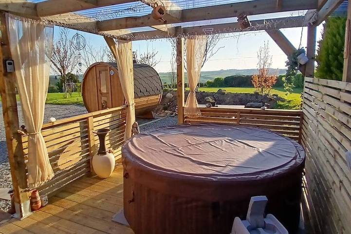 Cottage for 6 people, with Hot tub and Terrace as well as Sauna in Ireland