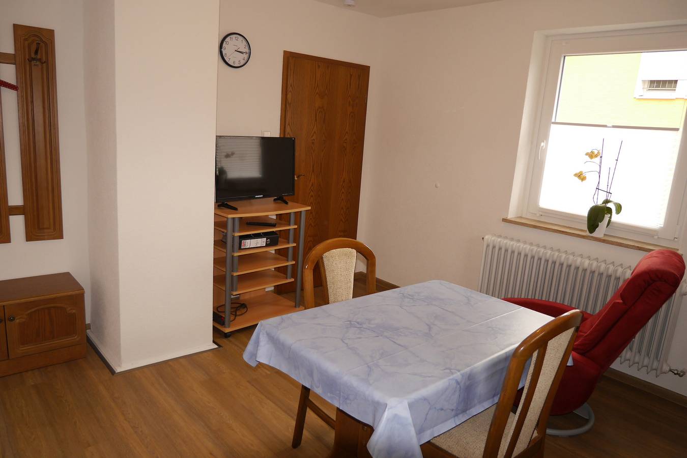 Ganze Wohnung, Ferienwohnung 'Hewenpanorama 2' mit Bergblick, gemeinsamer Terrasse und Wlan in Engen, Hegau