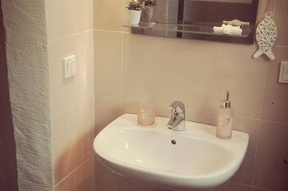 Ganze Wohnung, Ruhige, aber doch zentral gelegene,neu renovierte Ferienwohnung für 2-4 Personen in Bullay, Traben-Trarbach und Umbegung