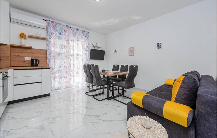 Gemütliche 2-Zimmer-Wohnung mit Pool, Terrasse und Strandzugang in 300 m Entfernung in Zadar Stadt, Zadar (Kommun)