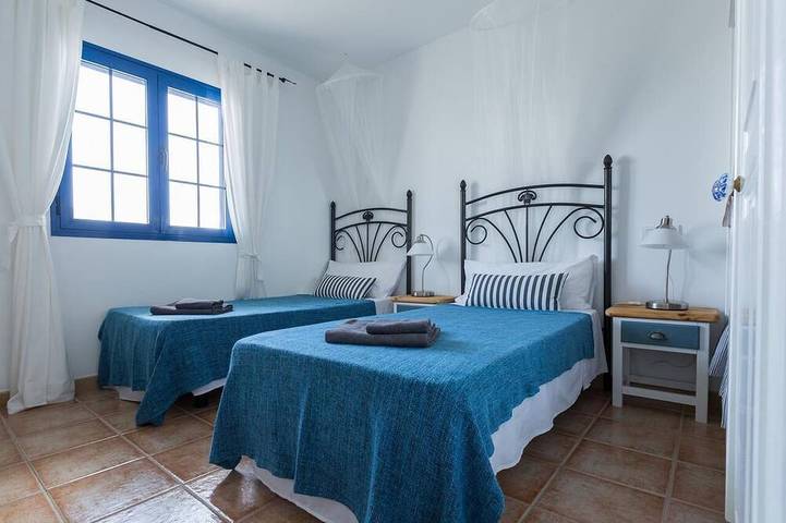 Fantastic location, 2 bed 2 bathroom property, stunning views, private Jacuzzi. in Punta de las Mujeres, Haría