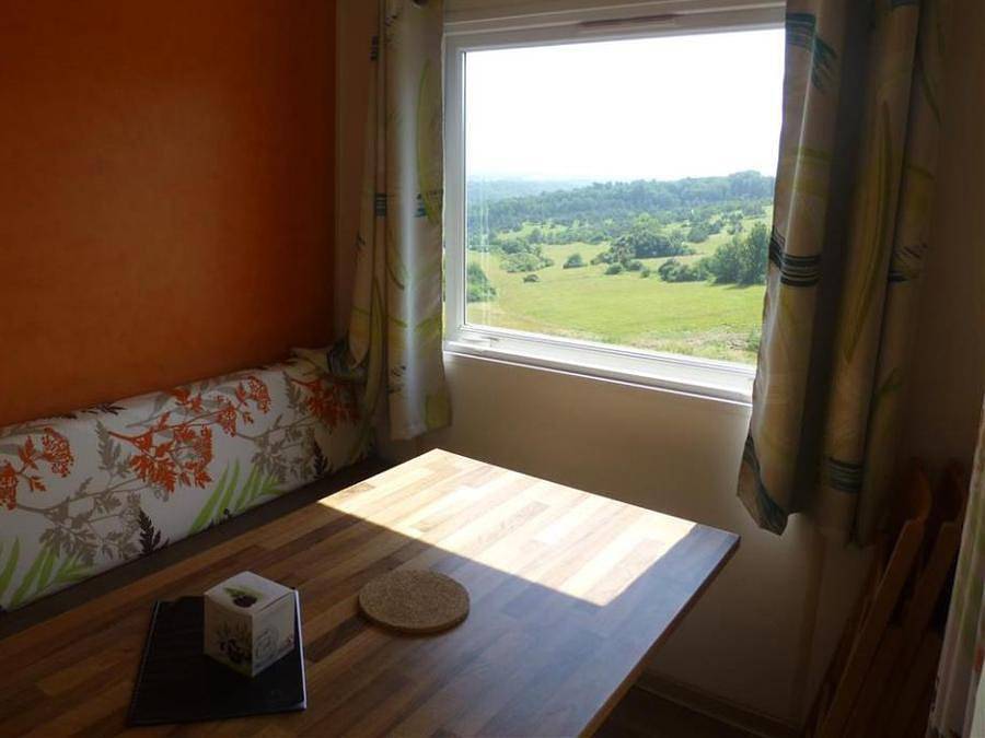 Flower Camping Les Terrasses de Dordogne - Mobilhome 5 personas - Mobil-home Chêne Confort 23m² (2 habitaciones) - Terraza cubierta 10m² - Domingo/Domingo 5 pers in Rouffignac-Saint-Cernin-de-Reilhac, Périgord Noir