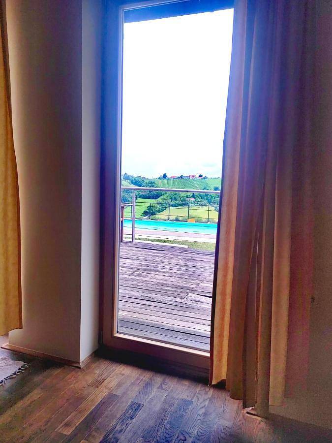 Location de vacances pour 3 personnes, avec Balcon et Terrasse ainsi que Jardin et Piscine dans Ormož