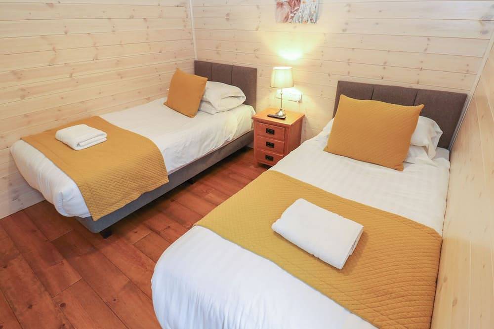Dovestone Secluded Luxury Lodges (Sleeps 6) - Pets Welcome in Greenfield in Saddleworth, Greater Manchester