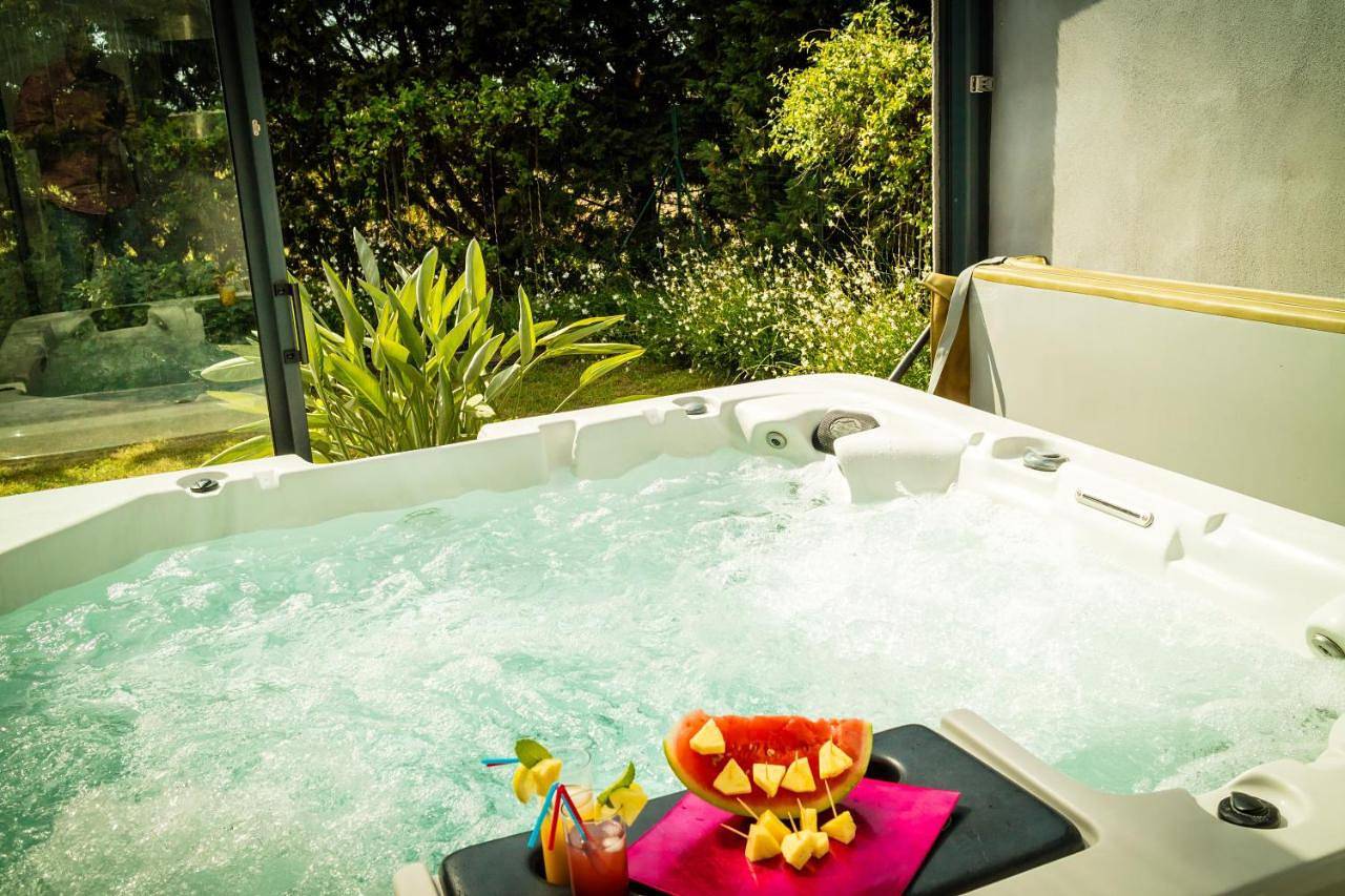 Chambres d'hotes Deluxe Jacuzzi Mas de l'Etoile in Saint-Laurent-d'Aigouze, Côte méditerranéenne (France)