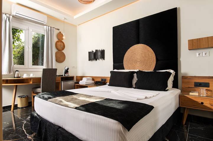 Holiday rental for 2 people, with terrace and hot tub in Milos