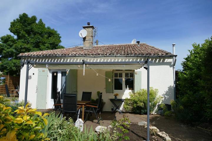 Location de vacances pour 4 personnes, avec jardin ainsi que vue et piscine à Loubès-Bernac - 2
