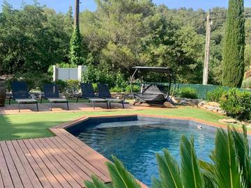 Location de vacances pour 9 personnes, avec terrasse et piscine à Évenos