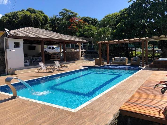 Casas e apartamentos de temporada para 20 pessoas, com balcão e jacuzzi e ainda piscina em Veloso (Ilhabela)