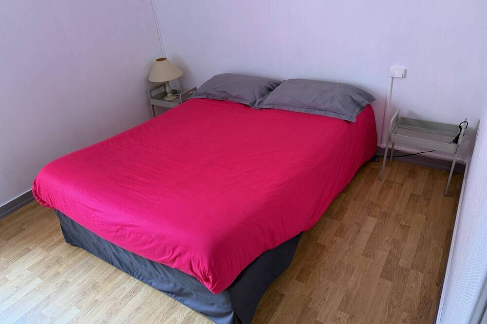 Entire apartment, 1-bedroom apartment overlooking the river Aven and the Bois d'Amour in Pont-Aven, Quimper region