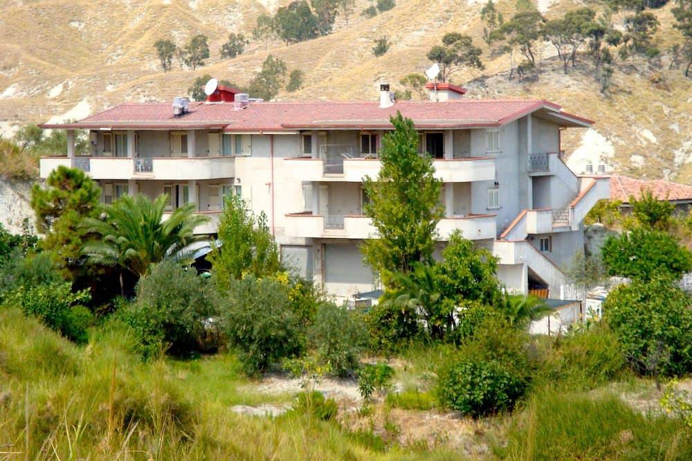 Entire property with 6 independent apartments for 23 people in Santa Caterina dello Ionio, Catanzaro Province