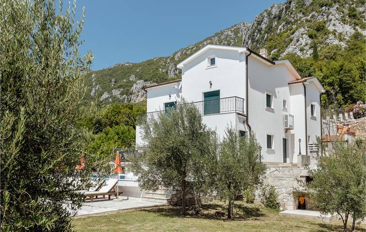 Ferienhaus für 10 Personen, mit Pool und Terrasse sowie Garten, kinderfreundlich in Montenegro - 2
