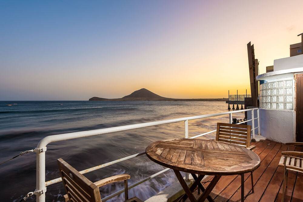 House Over The Sea ( touching the water) Very Central El Medano, Bbq terrace, in Playa el Médano, Granadilla de Abona