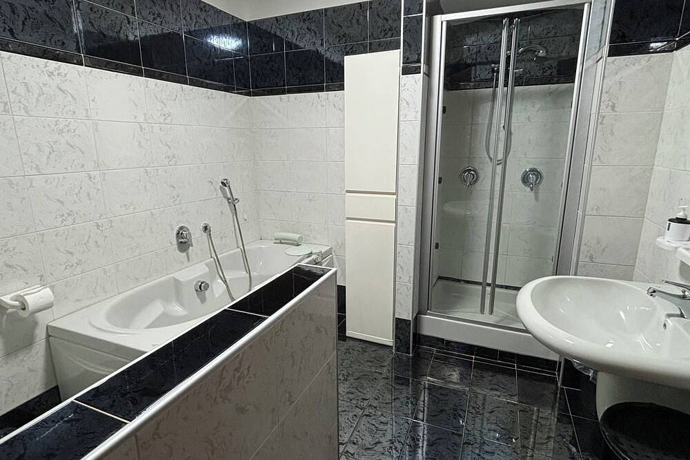 Single Room with Shared Bathroom and Private Parking in Loco in Potenza, Potenza Provinz