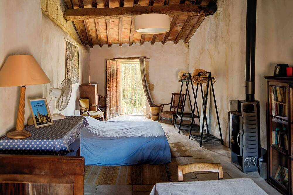 Village house in its original state (under the bell tower) in Meynes, Nimes und Umgebung