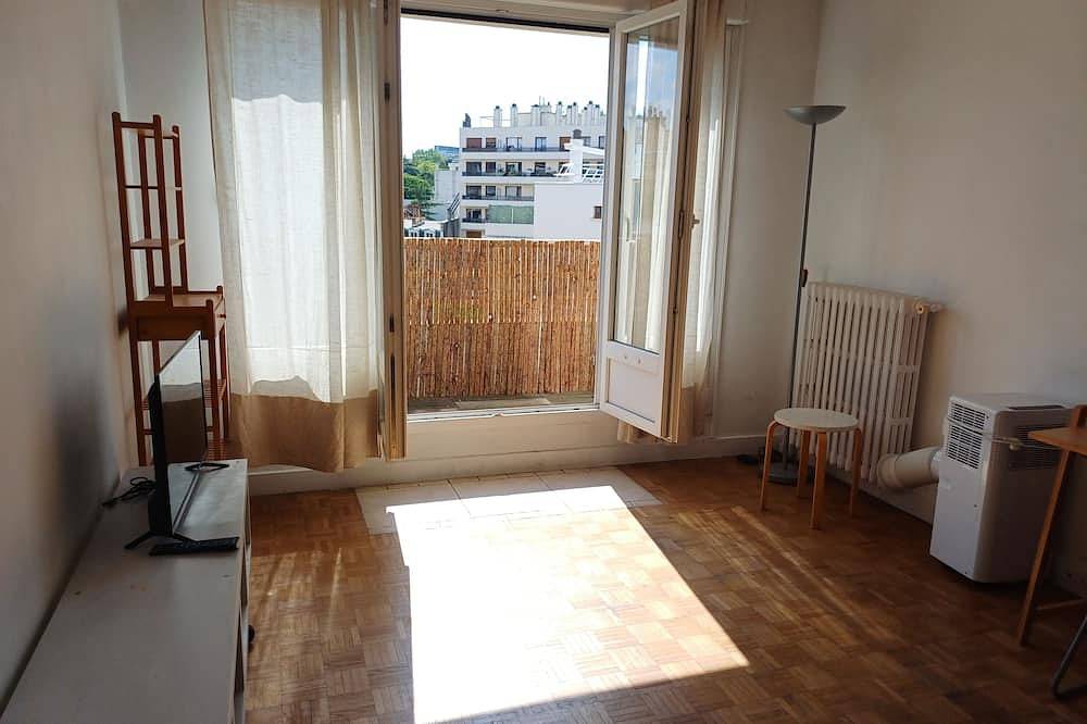 Ganze Wohnung, Spacious studio apartment with a view of Paris. Top floor with elevator in 13e Arrondissement, Paris
