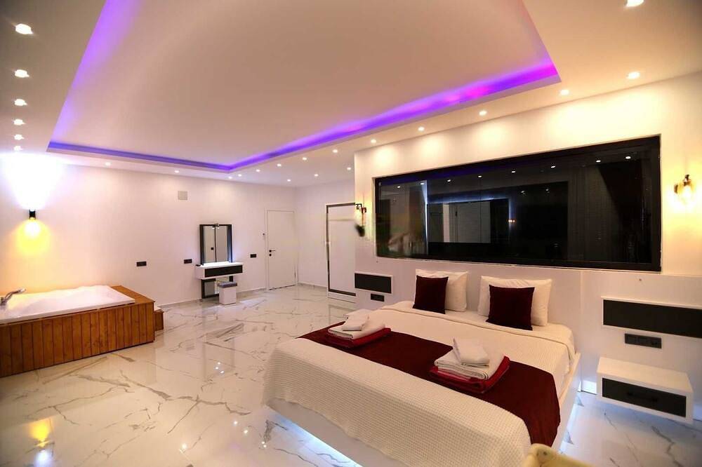 Family friendly new villa; Big pool, Sauna/hot tube, 2 Jakuzzies,Turkish Hamam in Kaş, Saklıkent