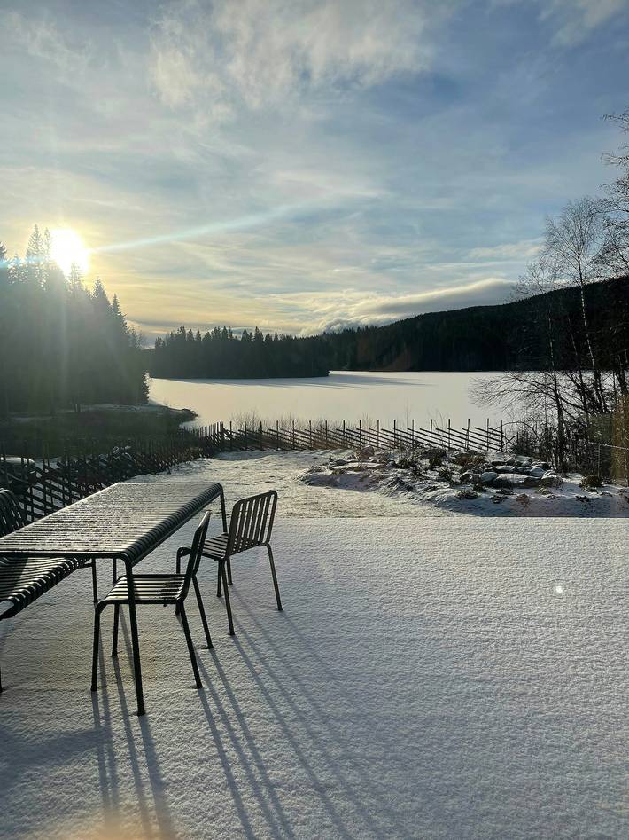 Von einem Architekten entworfene Hütte am See mit Sauna in Hole, Viken