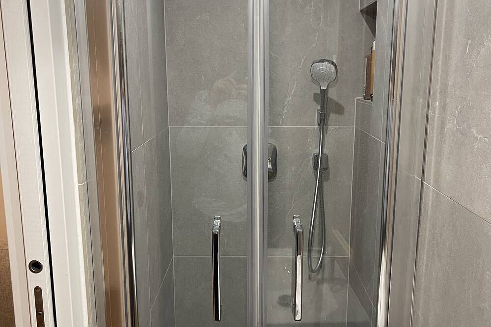 Appartement entier, Studio (Chambre indépendante) refait à neuf in Saint-Mandé, Val-de-Marne
