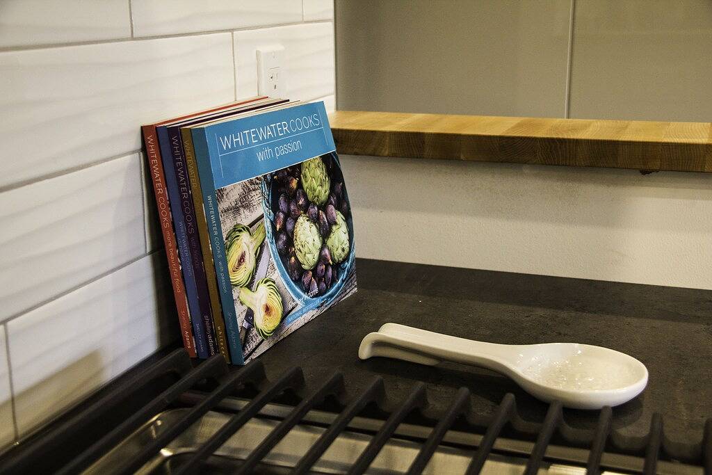 Ganze Wohnung, Baker Street Central - Balkon mit herrlichem Blick auf die Straße in Nelson, Whitewater Ski Resort