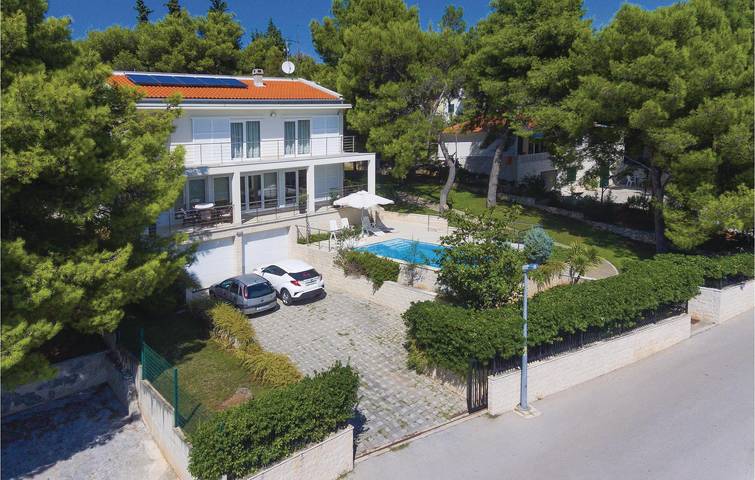 Location de vacances pour 11 personnes, avec terrasse à Rogoznica - 2