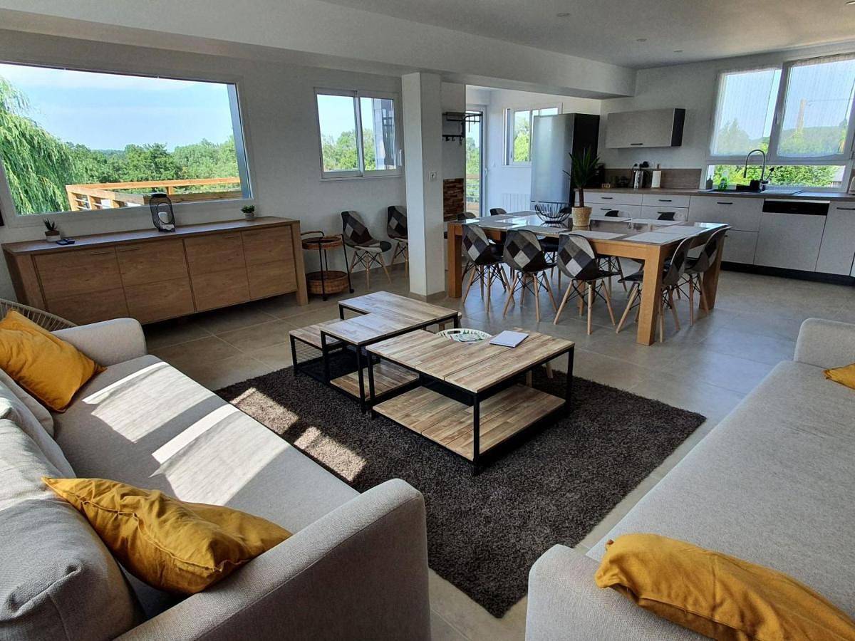 Gîte familial avec piscine privative chauffée, terrasse sur le Loir et proche du Zoo de La Flèche - Fr-1-410-329 in La Flèche, Sarthe