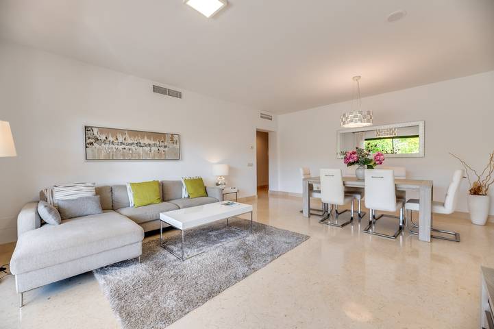 Apartamento entero, Apartamento '2 dormitorios en Capanes Del Golf' con vistas a la montaña, Wi-Fi y aire acondicionado in Capanes del Golf, Benahavís