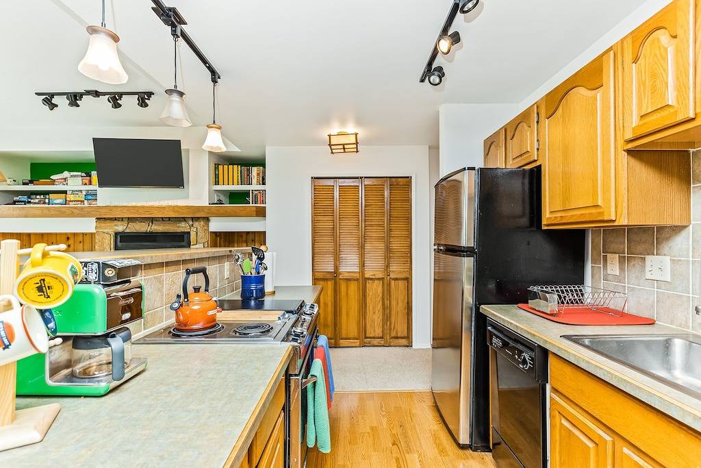 Lovely home with fireplace & full kitchen - steps from the slopes in Girdwood, Anchorage