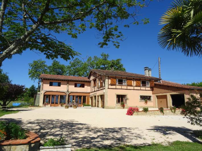 Gîte pour 7 personnes, avec terrasse ainsi que piscine et jardin - 1