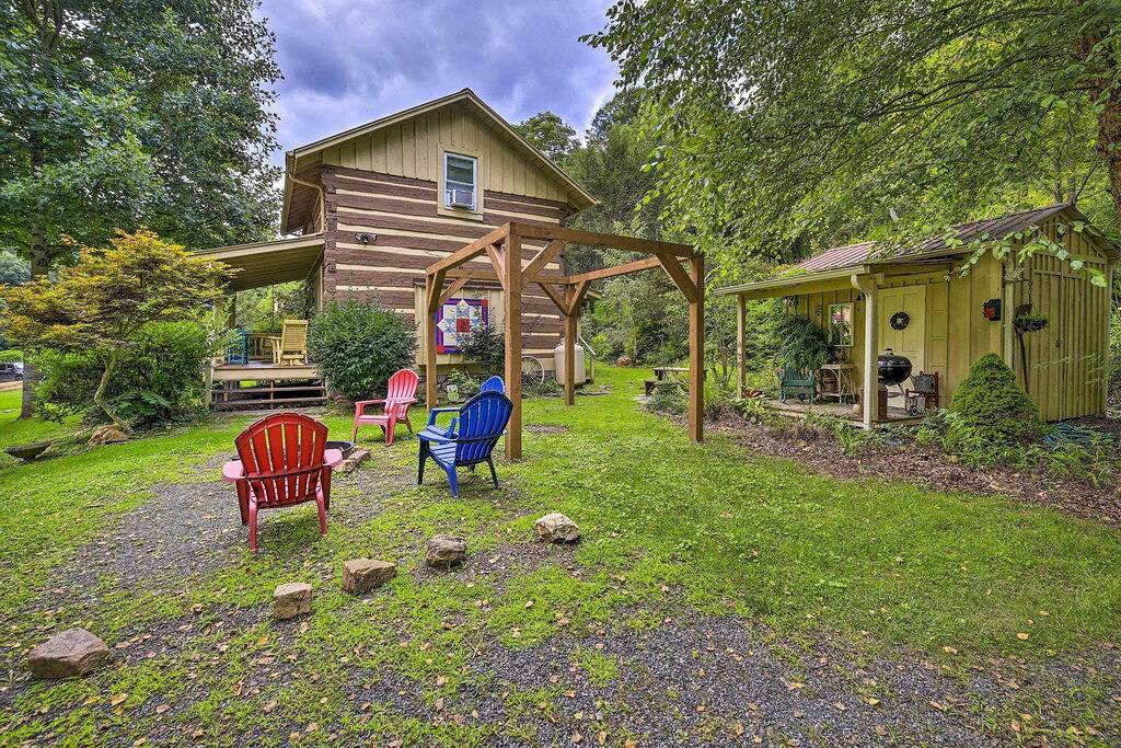 6 Mi to Dtwn Lansing: Riverfront Home w/ Fire Pit in Ashe County