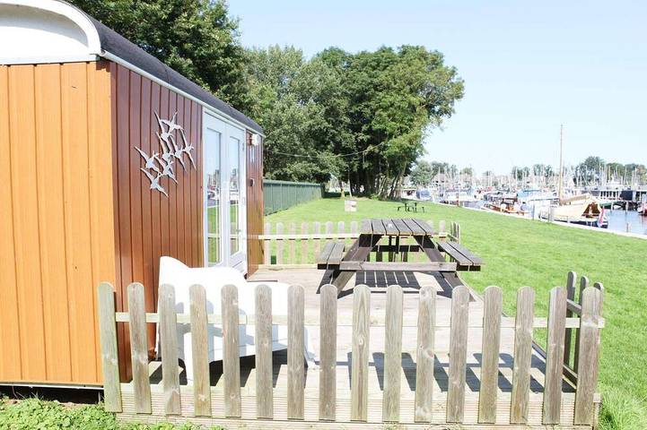 Gemütlicher Mini-Wagen am Yachthafen in Naarden, Nordholland