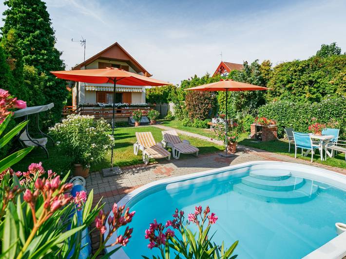 Ferienhaus für 9 Personen in Balatonalmadi