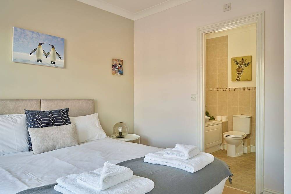 Stunning 3 Bed Town House with Private Parking in Cheltenham, Gloucestershire