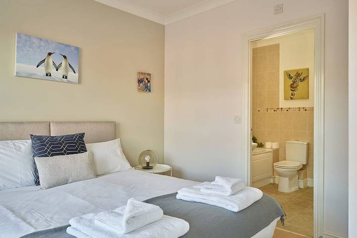 Stunning 3 Bed Town House with Private Parking in Cheltenham, Gloucestershire