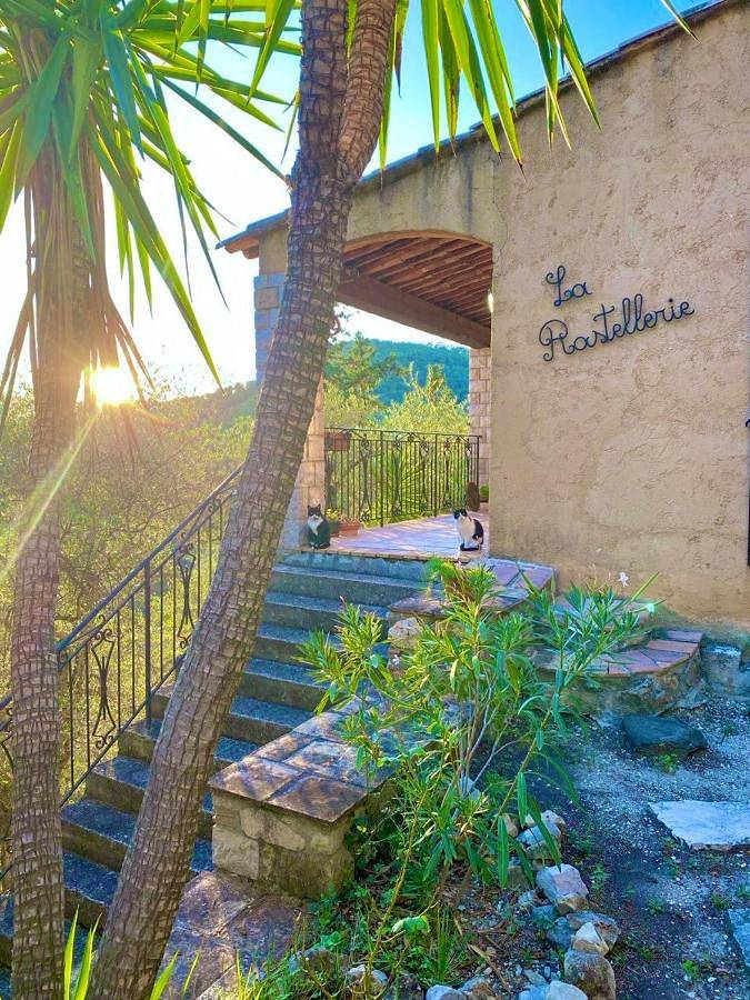 Location de vacances pour 4 personnes, avec jardin ainsi que vue et terrasse, animaux acceptés à Peille