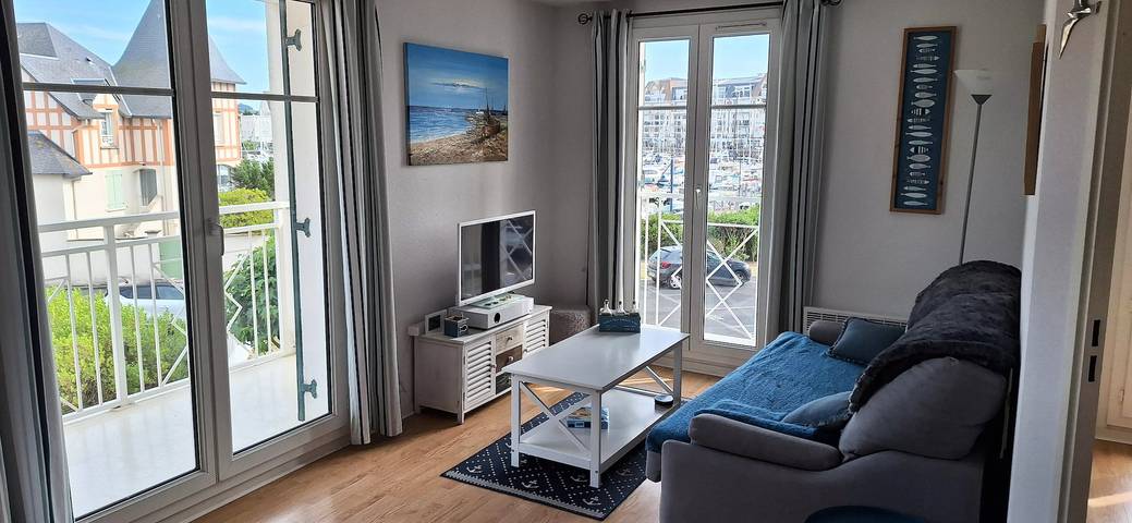 Gîte pour 4 personnes, avec terrasse ainsi que vue et piscine dans Port Guillaume - 4