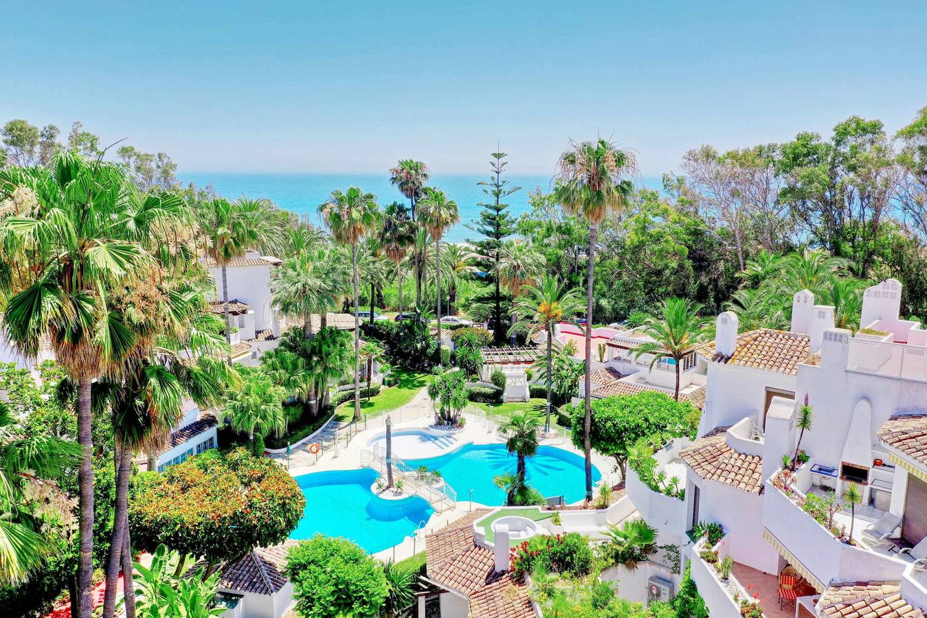 Ganze Wohnung, 2039 Cozy Beachfront Apartment on Golden Beach in Marbella Ost, Marbella