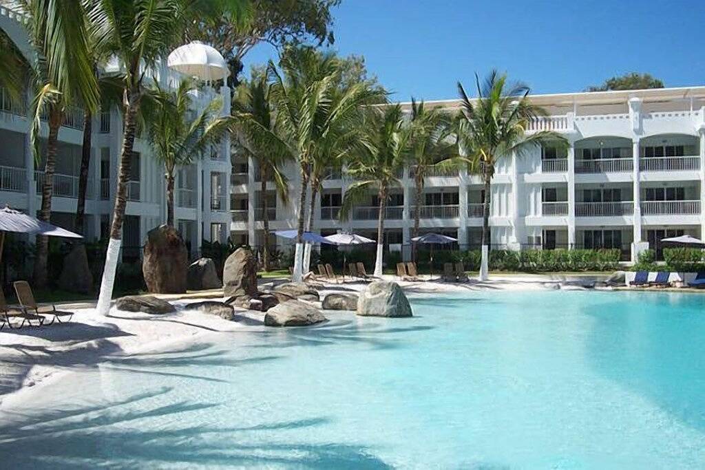 Ganze Wohnung, Am Strand: Beach Club mit kostenlosem Auto in Palm Cove, Cairns