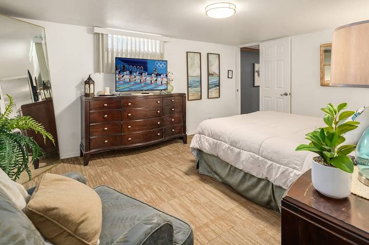 Entire apartment, Large Modern 2 Bedroom near Ocean, Airport, and Seattle with private garage in Burien, King County