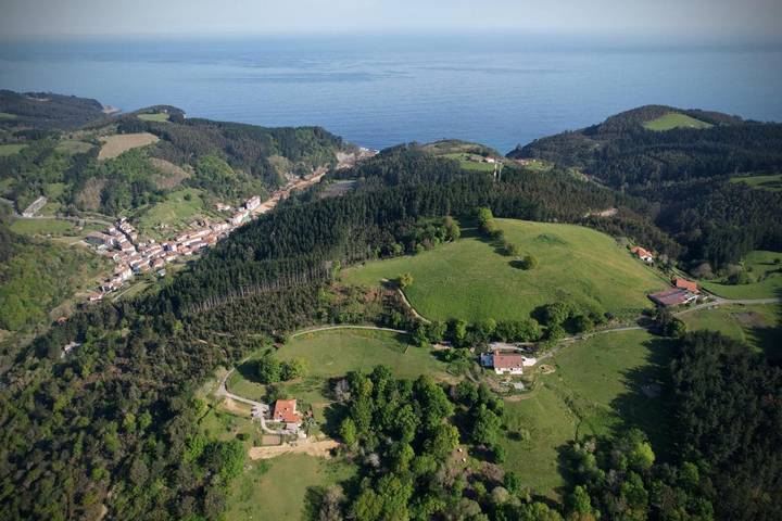 Location de vacances pour 8 personnes, avec vue ainsi que jardin et piscine à Ea - 2