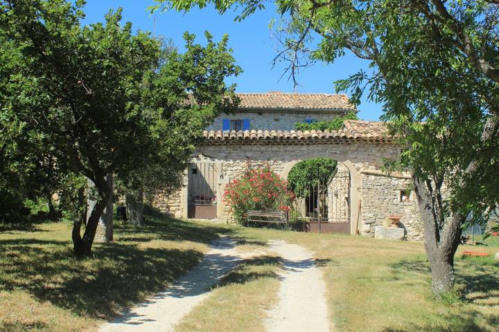Gîte pour 8 personnes, avec terrasse et jardin ainsi que piscine et jacuzzi, animaux acceptés - 1