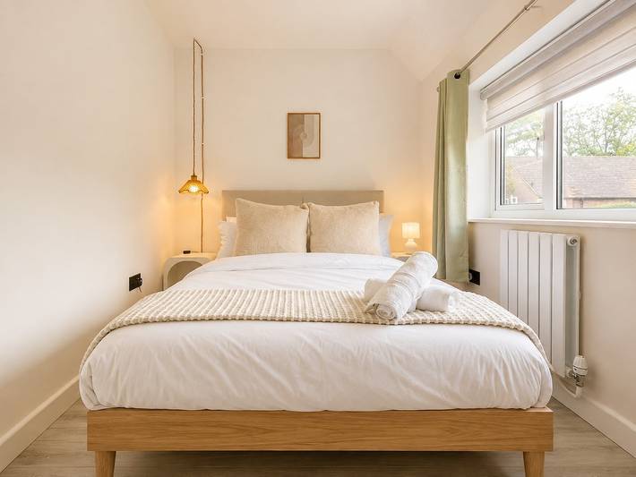 Perfect Booking | Bright 3 Bed Home w/ Garden & Sunroom in Sunningdale, Berkshire