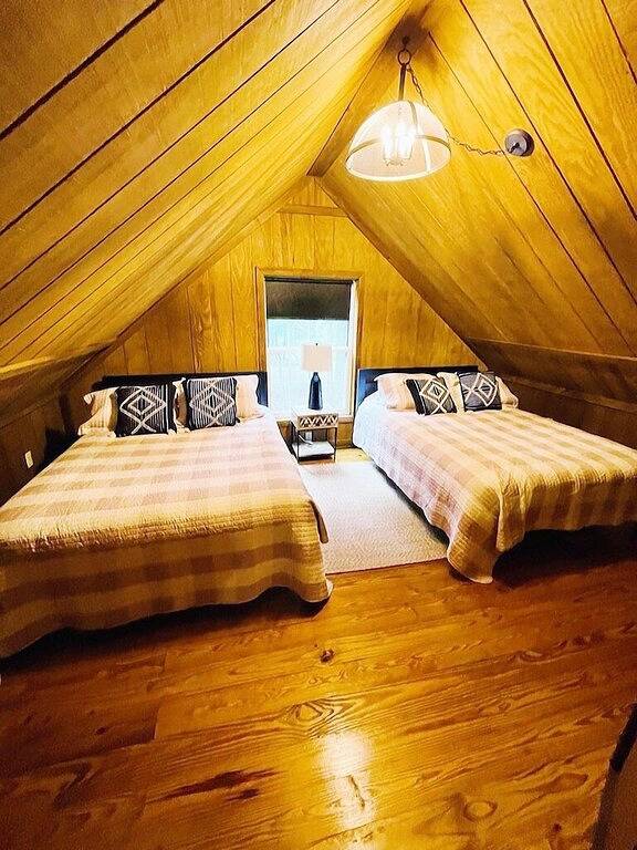 Lake Cumberland Hideaway Cabin-2 miles above Jtown Marina-Boat Parking+Fire Pit! in Lake Cumberland