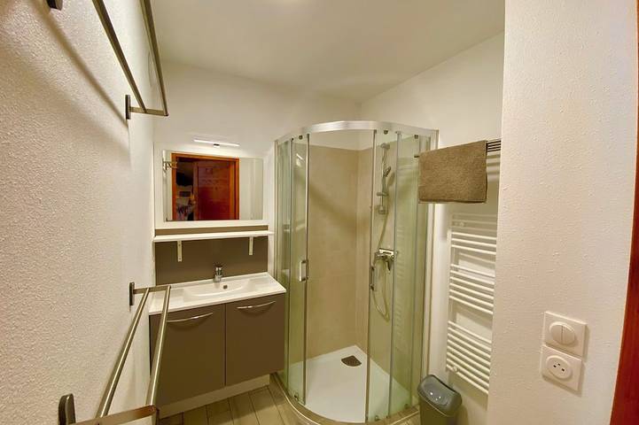Ganze Wohnung, Charming T3 in a residence close to the slopes and shops South-facing balcony in La Joue du Loup, Le Dévoluy