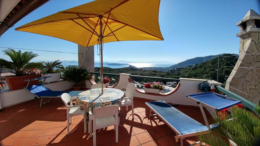 Appartamento per 5 persone, con panorama e balcone/terrazza nonché vista oceano a Barano d'Ischia