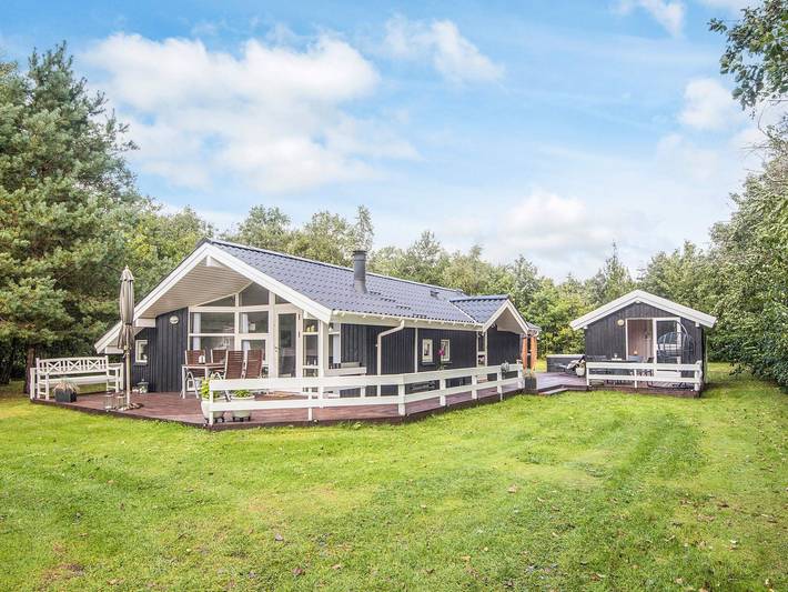 Ferieudlejning for 7 personer, med Terrasse og Sauna i Jegum